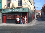 vor berühmten Cobblestones Pub in Dublin