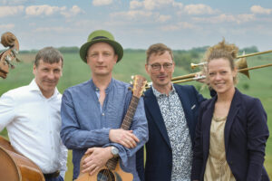 das Wolkenorchester - Foto einer tollen Band vor schönen Wolken.